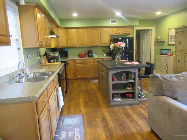 Building Photo - 2 New Gotham Rd