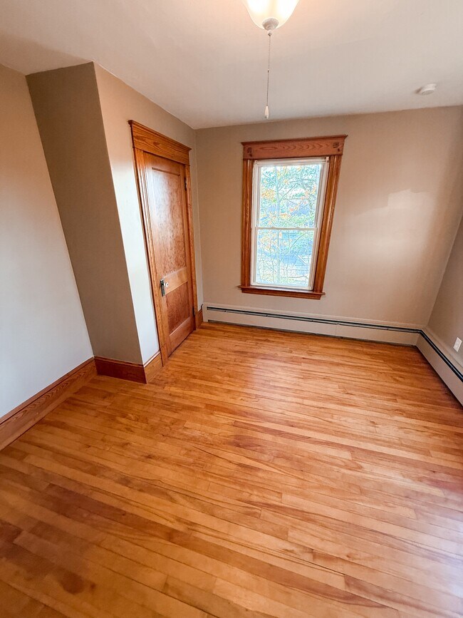 Building Photo - 584 Pleasant St