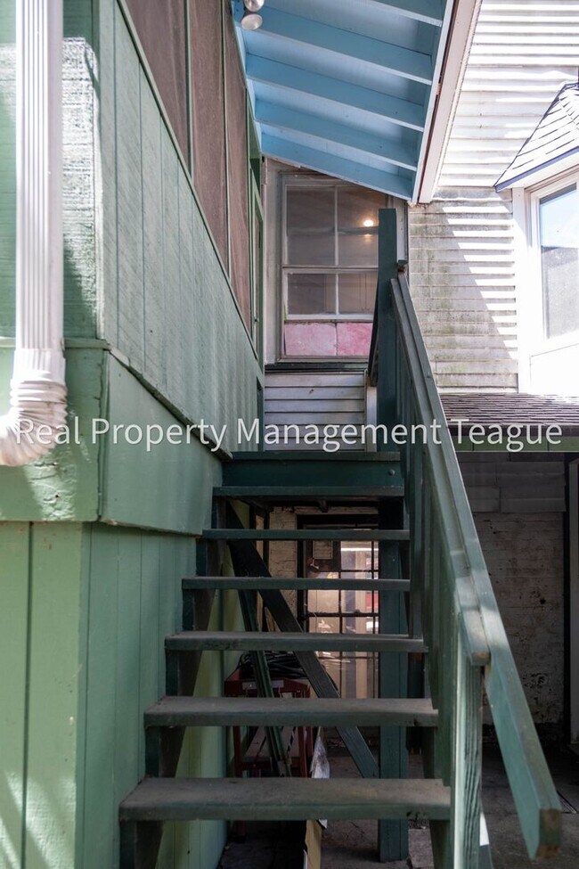 Building Photo - Beautiful Brownstone !