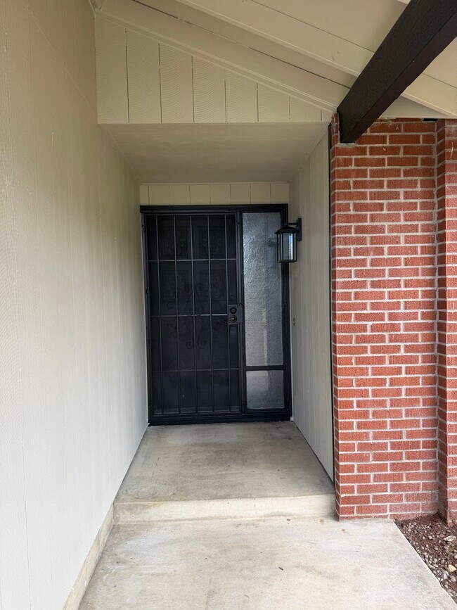 Building Photo - Beautifully updated 3 bedroom, 2 bath house in Eugene!