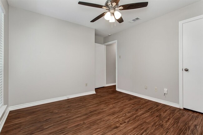 Building Photo - 136 Shadybrook Dr