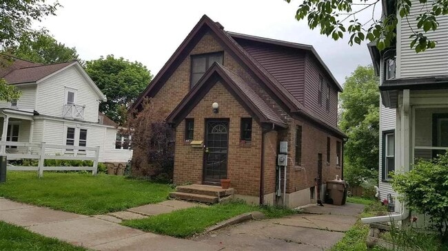 Primary Photo - 1018 E Gorham St