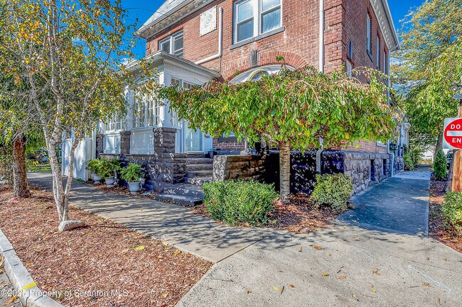 Building Photo - 533 S Franklin St