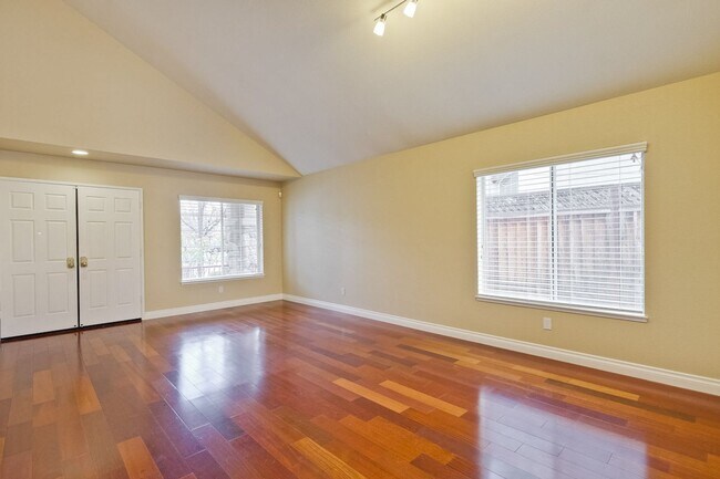 Building Photo - Awesome 3 Bedroom  Home Near Rivermark Plaza!