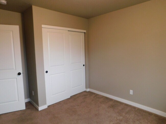 Building Photo - 4Bd/2.5Ba Two Story House - Available to View!