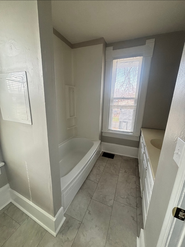 Building Photo - 2004 Latham St