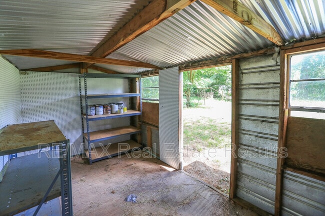 Building Photo - 1282 SE Farmers Dr