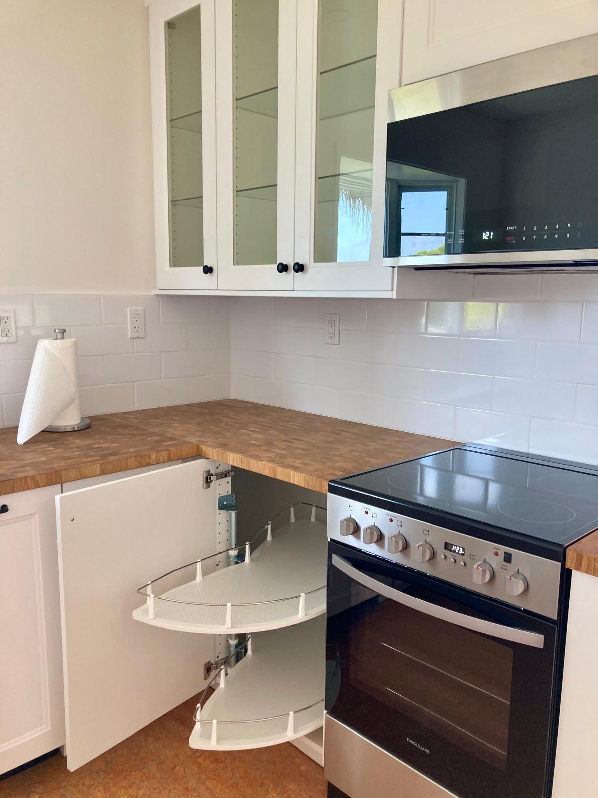 kitchen range, storage, microwave hood - 624 Bonair St