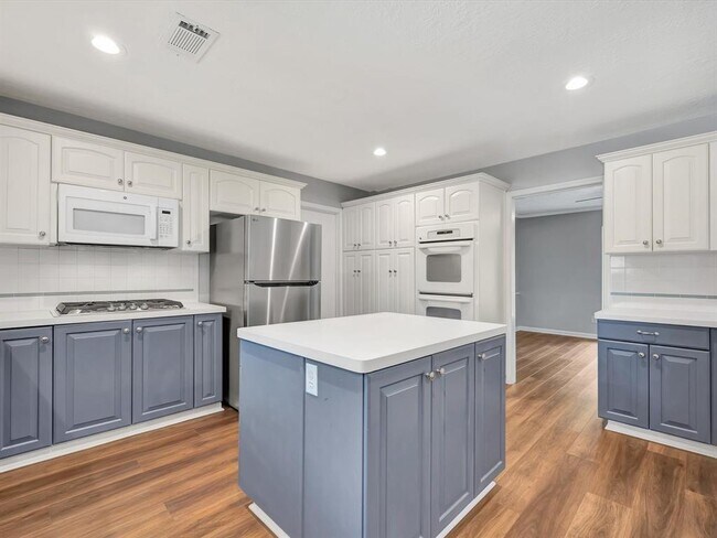 Building Photo - 15014 Torry Pines Rd
