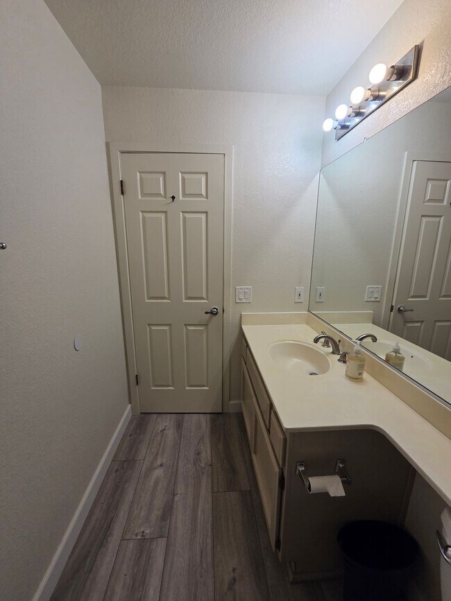 Building Photo - Hurley Place Condo