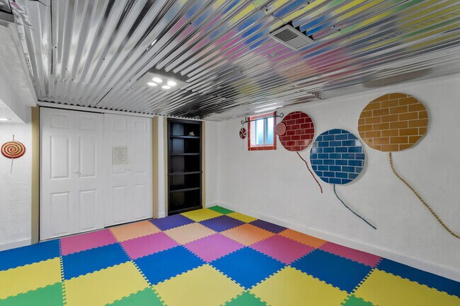 Building Photo - 631 Clover Ln