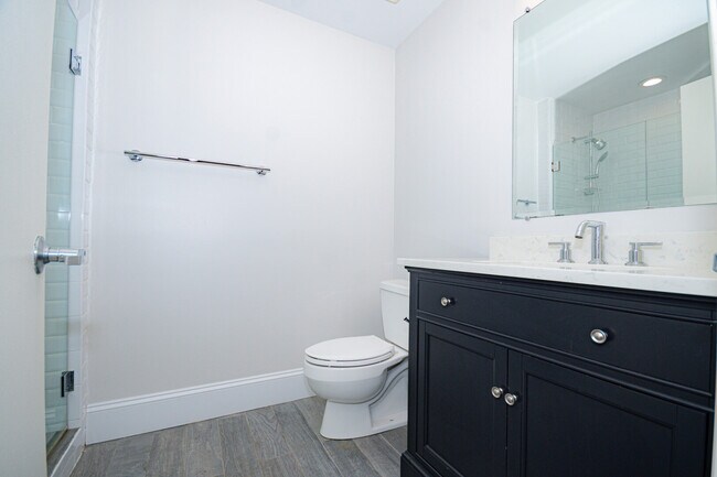 Building Photo - 758 N Larrabee St