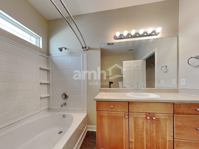 Building Photo - 24 Chapel Lk N