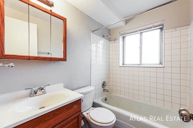 Building Photo - 2840 Montebello Dr W