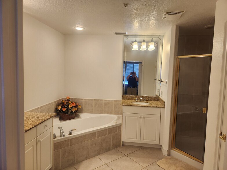 Master bathroom - 425 Pierce Ave