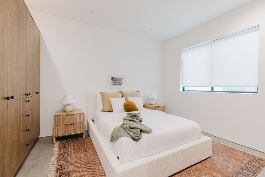 Building Photo - 2855 S Sycamore Ave