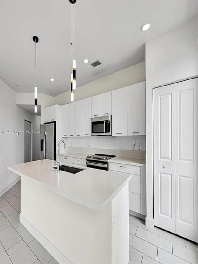Building Photo - 8167 NW 41st St