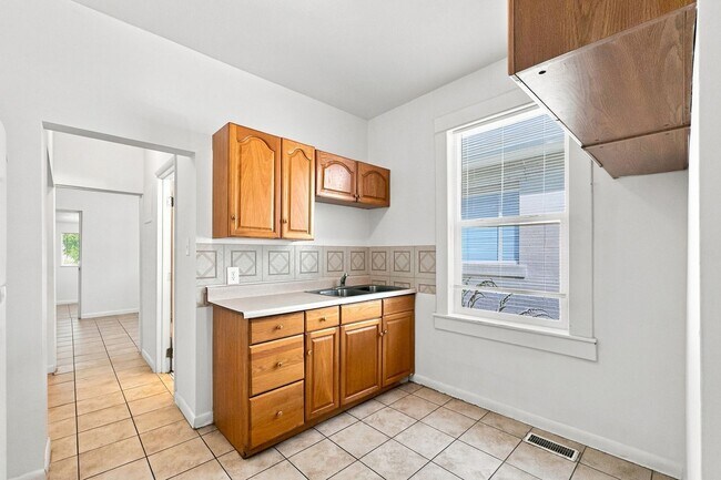 Building Photo - 926 Binford St