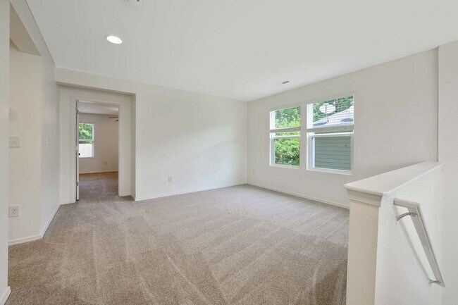 Building Photo - 3 Bedroom Open Concept with Enough Room fo...