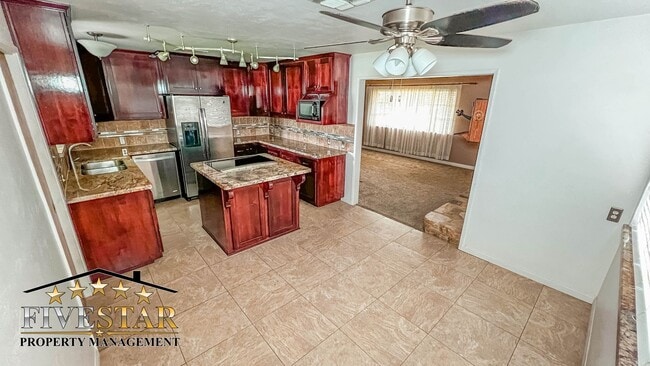 Building Photo - 709 Park Dr