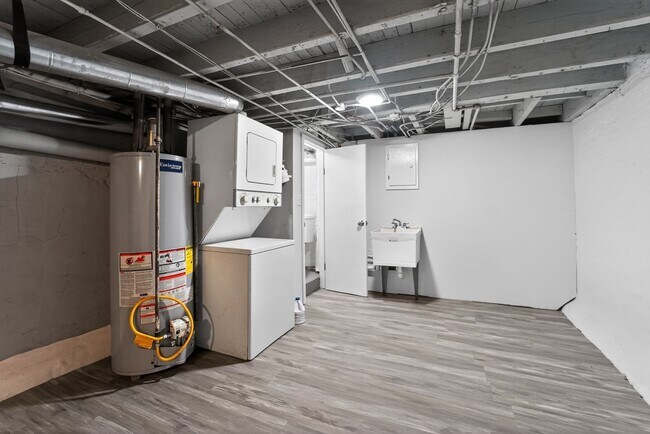 Building Photo - 2 bedroom 1.5 bath rowhome for rent in Baltimore