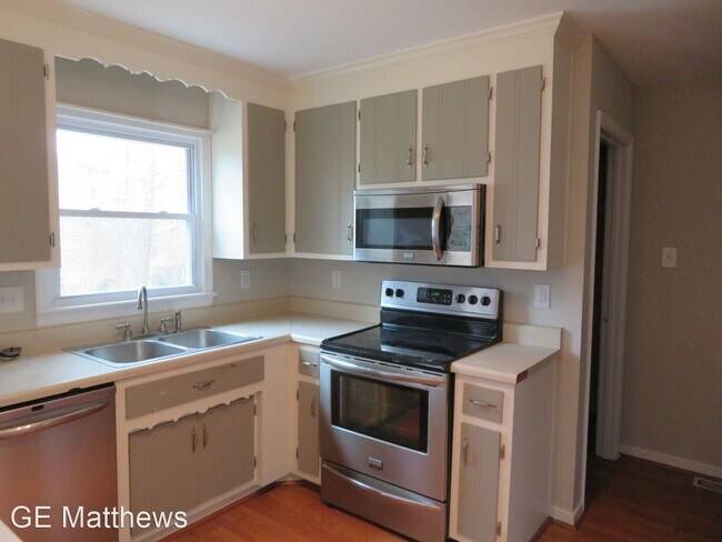 Building Photo - 4 br, 2.5 bath House - 120 Lakeside Drive