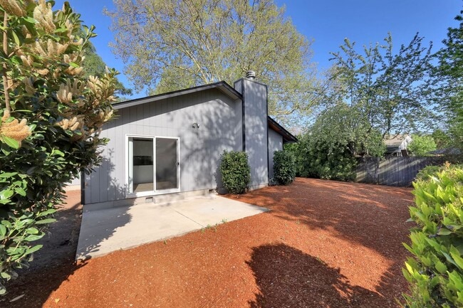 Building Photo - Updated 3 bedroom 2 bath house in a great ...