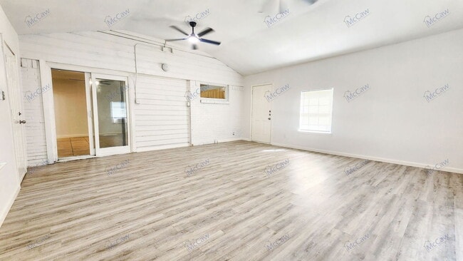 Building Photo - 1911 Hillcrest Dr