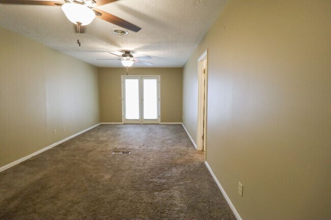 Building Photo - 2 Bed | 3 Bath with In-Ground Pool in Cent...