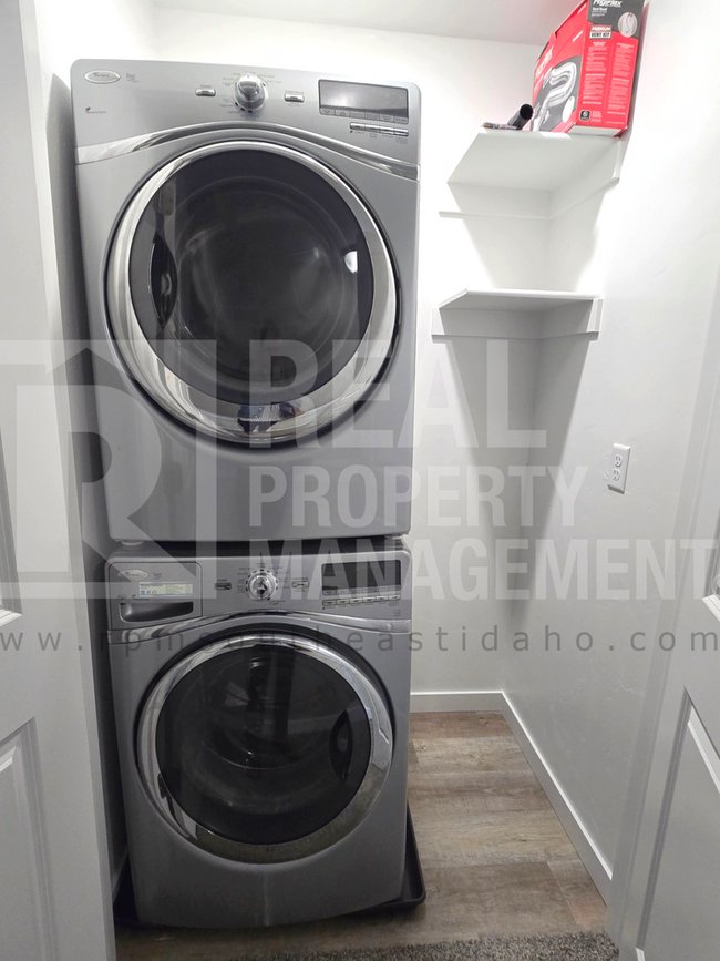 Building Photo - Bright & Clean 3 Bedroom, 2.5 Bathroom Townhome for Rent in Idaho Falls by Real Property Manageme...