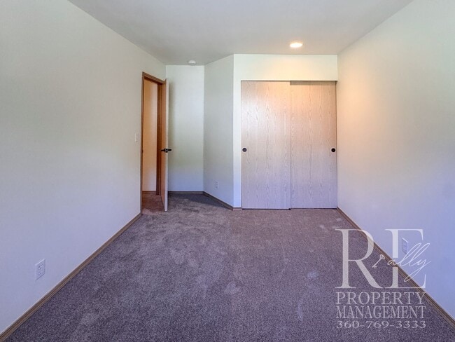 Building Photo - Immaculate Bremerton Home with Expansive Yard, Multiple Living Areas & Designer Kitchen