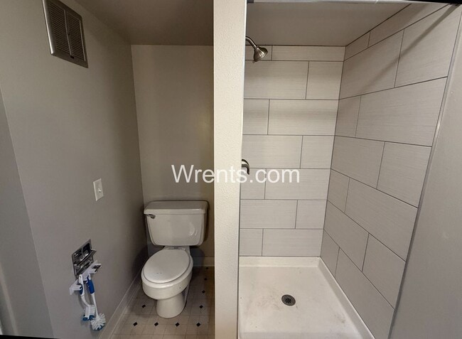 Building Photo - Spacious 6-Bedroom Home with Pool & Multiple Fireplaces – Great Northside Location!