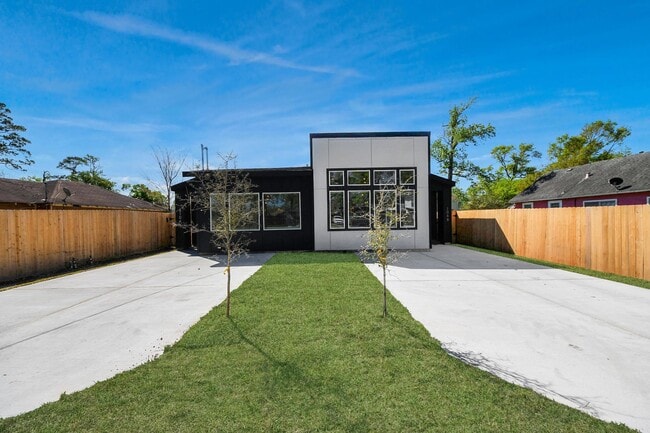 Building Photo - 8106 Locksley Rd
