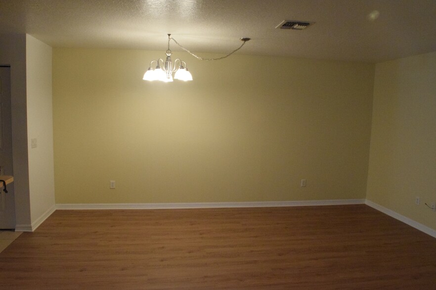 Building Photo - 915 Willow Dr