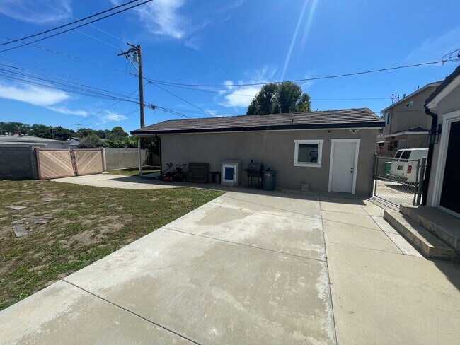 Building Photo - Super comfortable 2-bedroom, 2-bath home in Long Beach