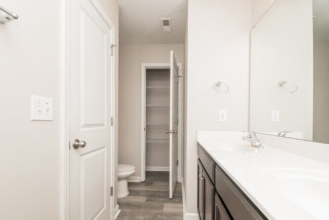 Building Photo - 674 River Dell Townes Ave