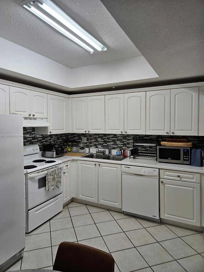 Building Photo - 3500 Coral Wy