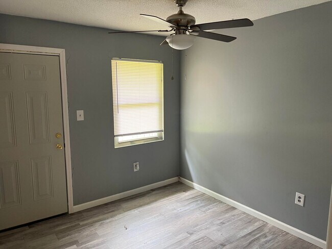 Building Photo - RATE DROP ALERT (was $1750/month) and MOVE IN SPECIAL: 50% OFF 1ST FULL MONTH'S RENT!**