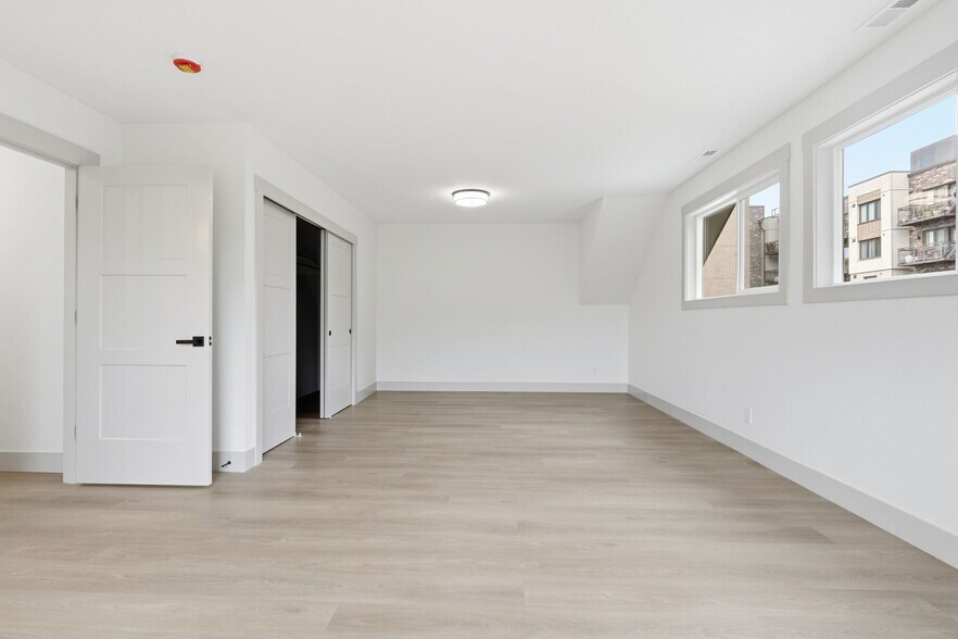 Building Photo - 437 NE Fargo St