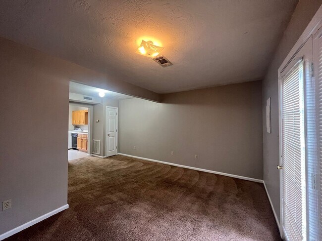 Building Photo - University Place 1- Charming Townhouse Apartment