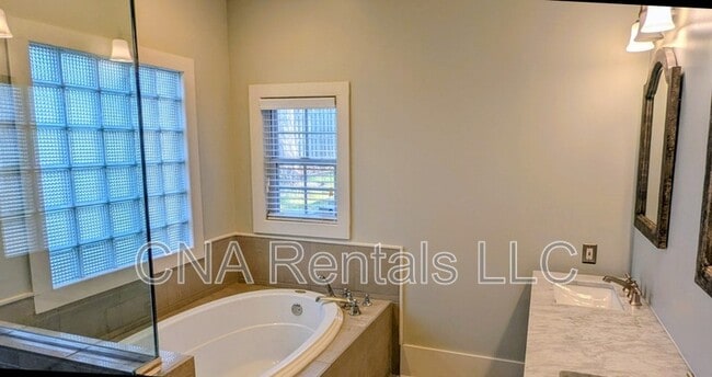 Building Photo - 1411 May Ave SE