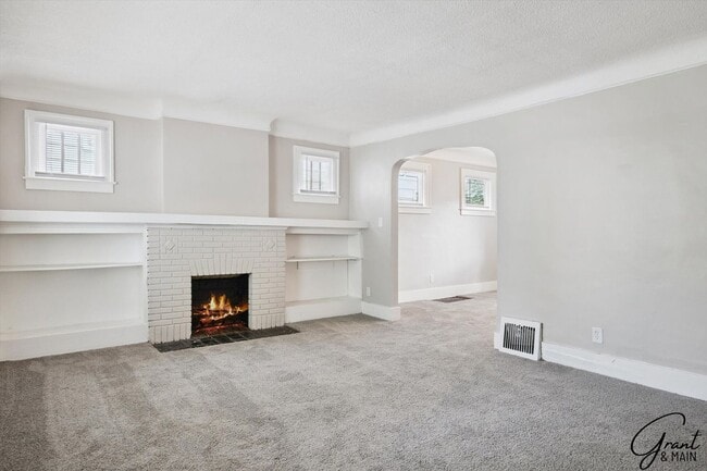 Building Photo - $1250 3 bedrooms