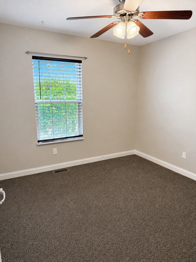 Building Photo - 1005 Lennox Cir