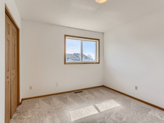 Building Photo - Stunning Woodbury Townhome -- NEW CARPET A...