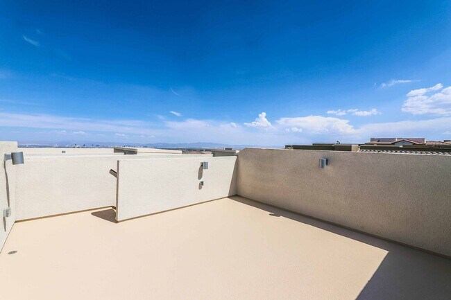 Building Photo - MUST SEE Summerlin Townhome