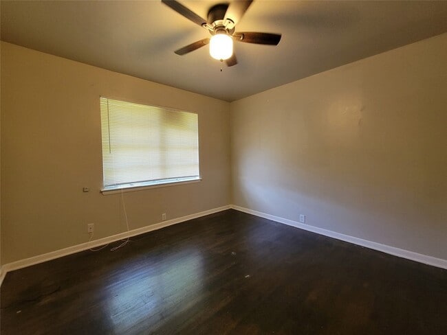 Building Photo - 1220 Lewis Dr