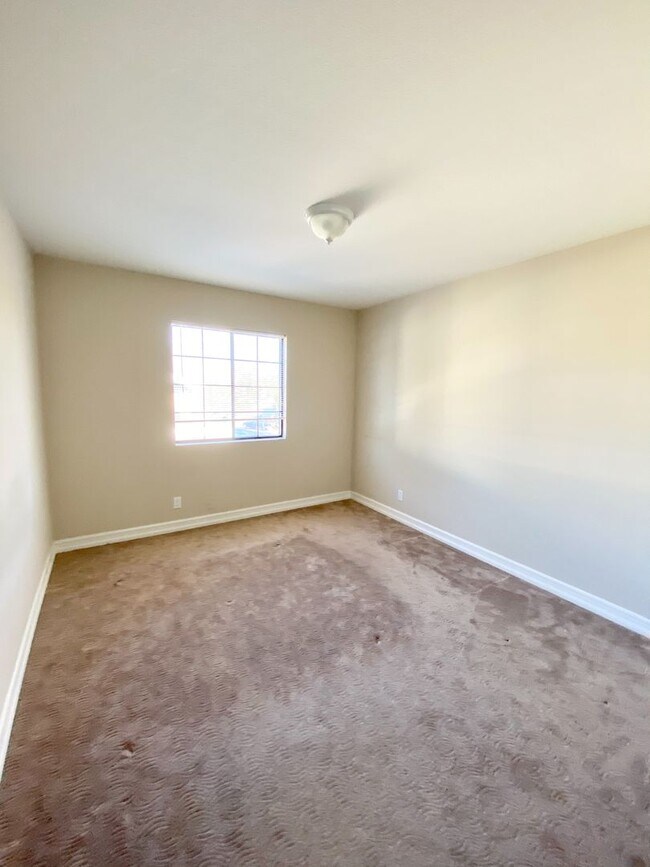 Building Photo - Three Bedroom, 2.5 Bath - Thousand Oaks