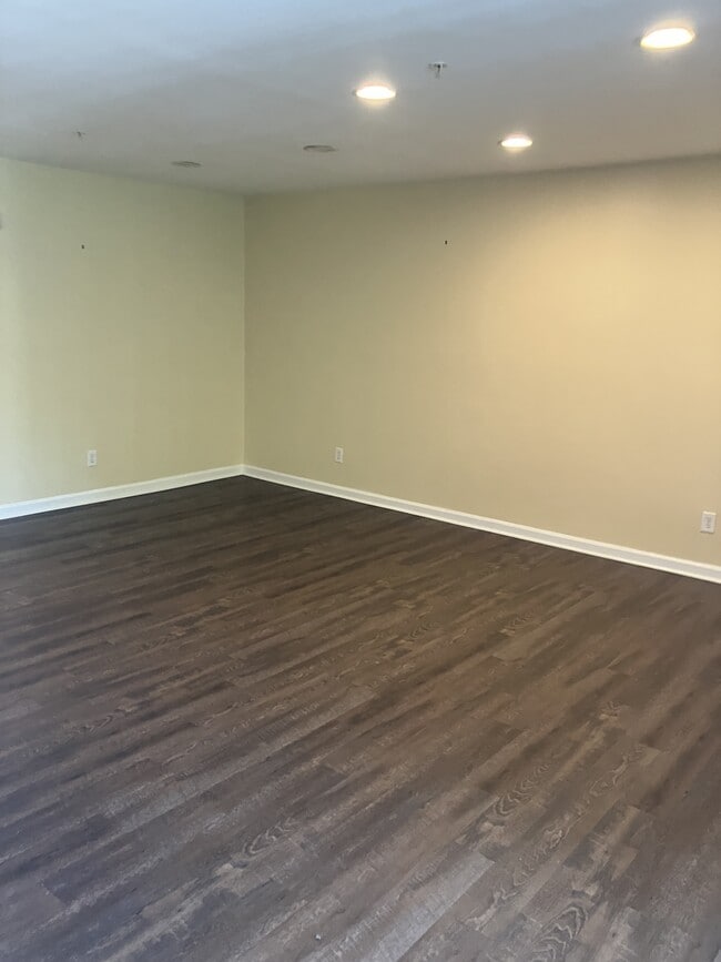 Building Photo - 1142 Cove Rd