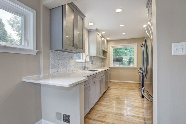 Building Photo - 3 Bed 2 Bath - Silver Spring Rambler - Upd...