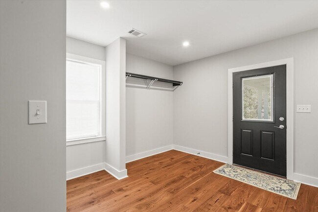 Building Photo - Short Term Only